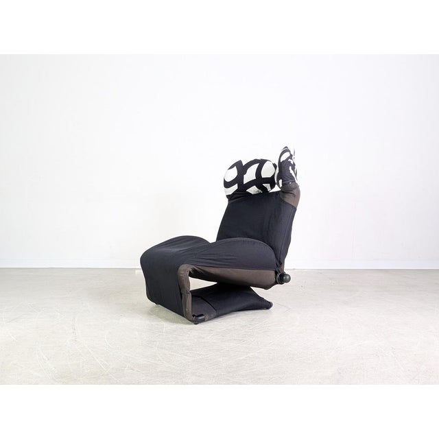 Wink Chair in Black and White Upholstery by Toshiyuki Kita for Cassina For Sale - Image 6 of 10