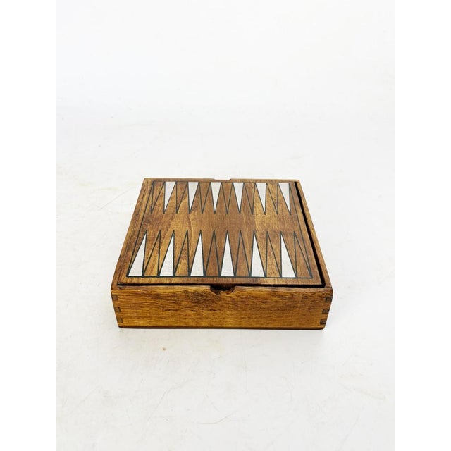 Wooden box with geometric decoration, a decorative piece from the 1980s with a warm, graphic design. Made of wood, this...