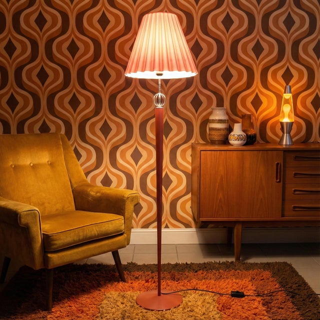 A splendid italian-designed floor lamp dating back to the 1970s. A modern piece that combines functionality and aesthetic...