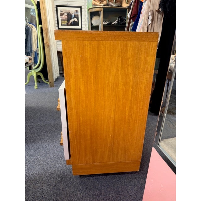 Modernage Midcentury Furniture Company New York & Miami Beach White & Maple Dresser & Mirror With Horizontal Pulls For Sale - Image 9 of 17