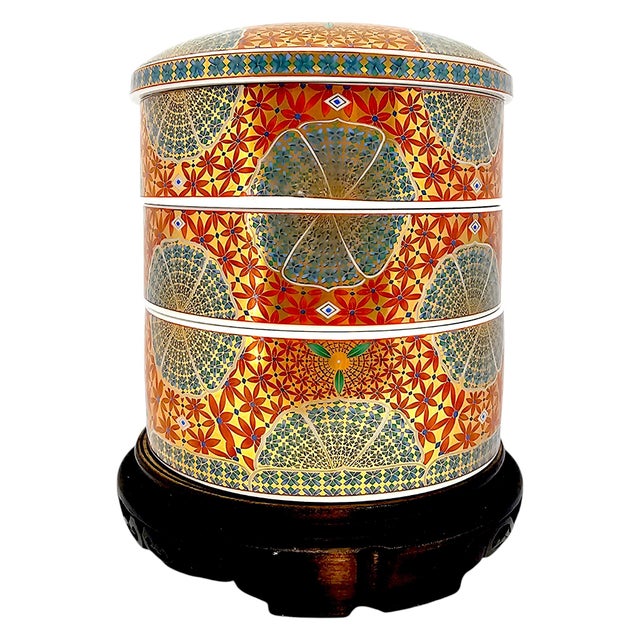 Japanese 1970s–1980s Kozan Maehata Mino Ware Three-Tier Gilt Porcelain Jubako With Stand For Sale - Image 3 of 8