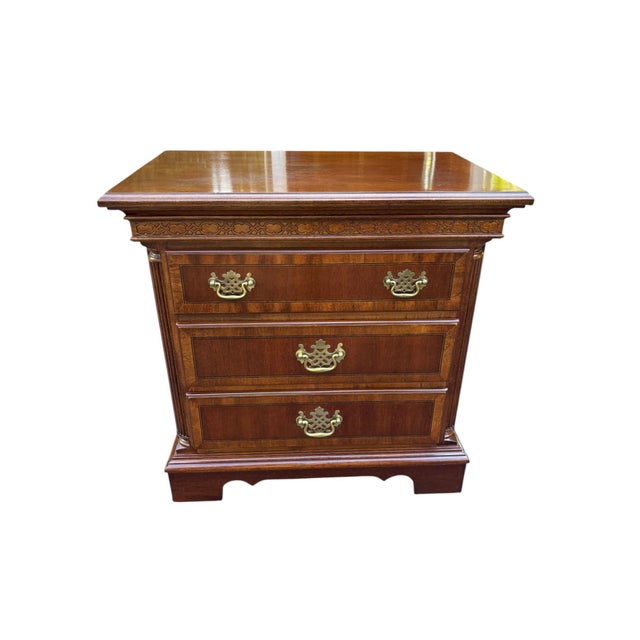 Traditional Georgian Style Mahogany Banded Wood Three-Drawer Nightstand For Sale - Image 3 of 16