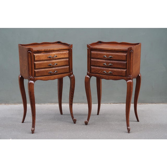 Set of two french Louis XV style side tables nightstands. Parisian work of the middle of the XXth century made from solid...