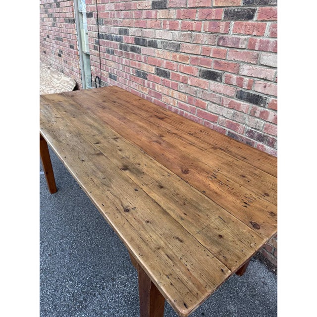 This 19th century English pine harvest tables is an excellent size 2 people can comfortably set on the sides, narrow...