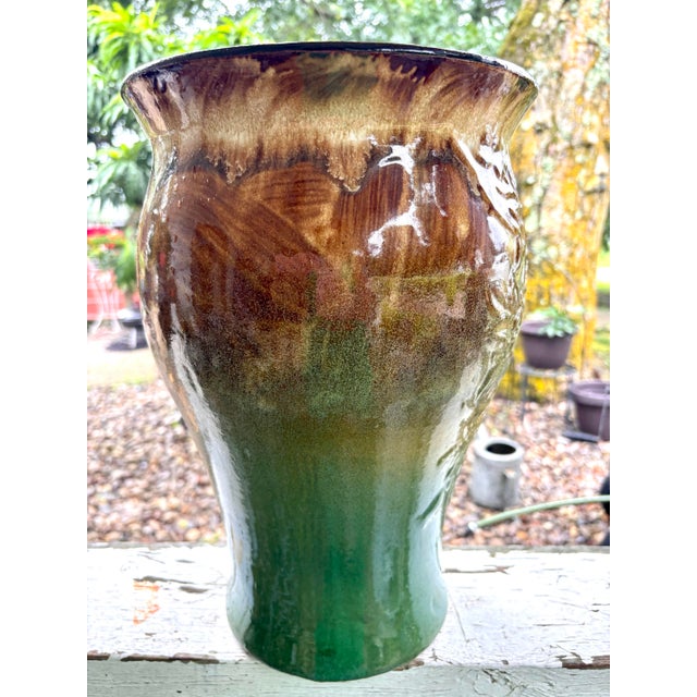 Emerald 1940s Robinson Ransbottom (Rrp Co.) Majolica Art Pottery Vase | Embossed Floral Relief | Brown & Emerald Green Drip Glaze For Sale - Image 8 of 10