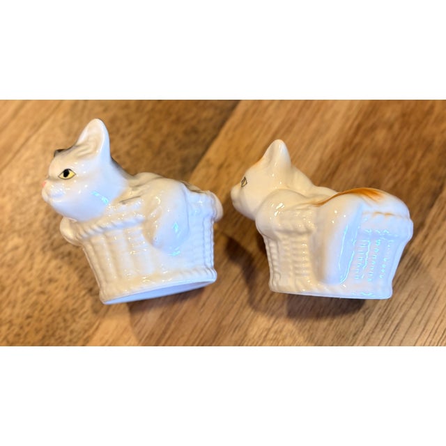 Ceramic 1990s Trompe-l'Oeil Ceramic Cats in Baskets Salt and Pepper Shakers - a Pair For Sale - Image 7 of 12