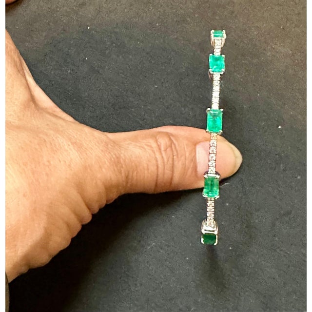 3 Carat Natural Brazilian Emerald & Diamond Bangle Bracelet 14 Karat White Gold For Sale In New York - Image 6 of 18