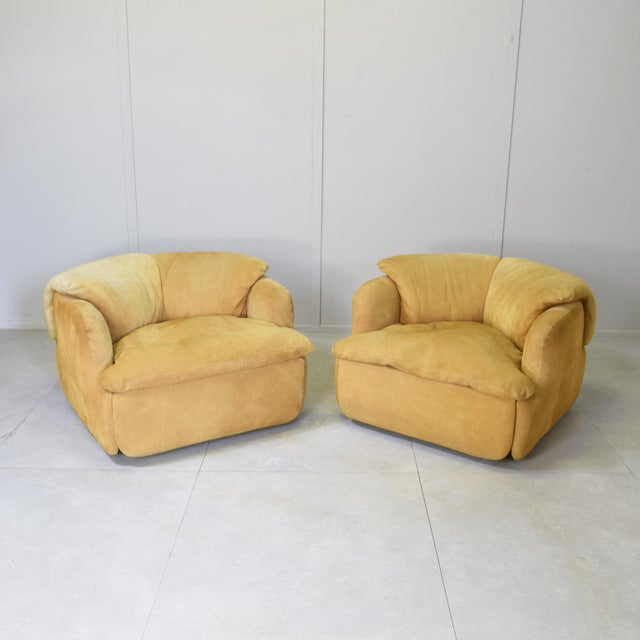 Confidential Lounge Chairs in Ochre Suede by Alberto Rosselli for Saporiti, 1970s, Set of 2 For Sale - Image 9 of 12