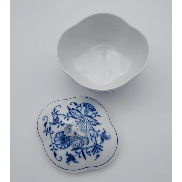 Chinoiserie 1950s Meissen Porcelain Blue Onion Lidded Box For Sale - Image 3 of 7