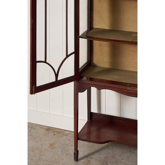 1910s Edwardian Sheraton Revival Mahogany Glass Front Display Case on Spade Legs For Sale In Charleston - Image 6 of 11