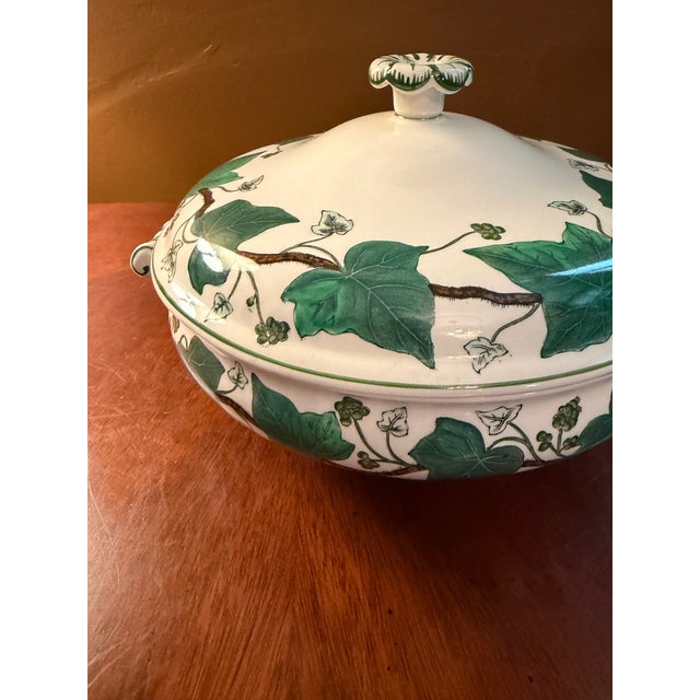 Mid-Century Modern 1950s Wedgwood Napoleon Ivy Queensware Covered Serving Bowl 9.5" For Sale - Image 3 of 13