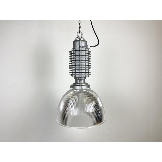 This industrial pendant lamp was designed by Charles Keller for Zumtobel Staff during the 1990s. It features a cast...