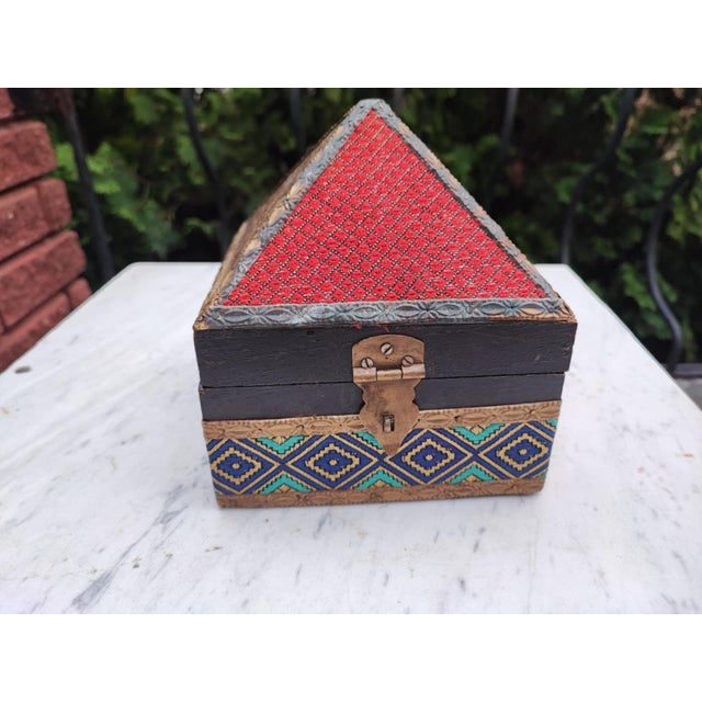 Black Art Deco Pyramid Box with Brass Fittings on the Sides, 1940s For Sale - Image 8 of 8