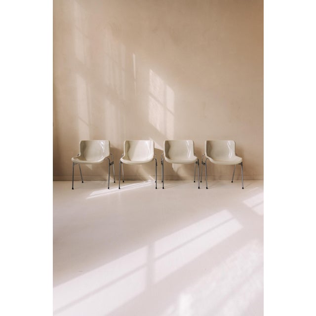 Mid-Century Modern Space Age Ivory Chairs from Artifort, Set of 4 For Sale - Image 3 of 8