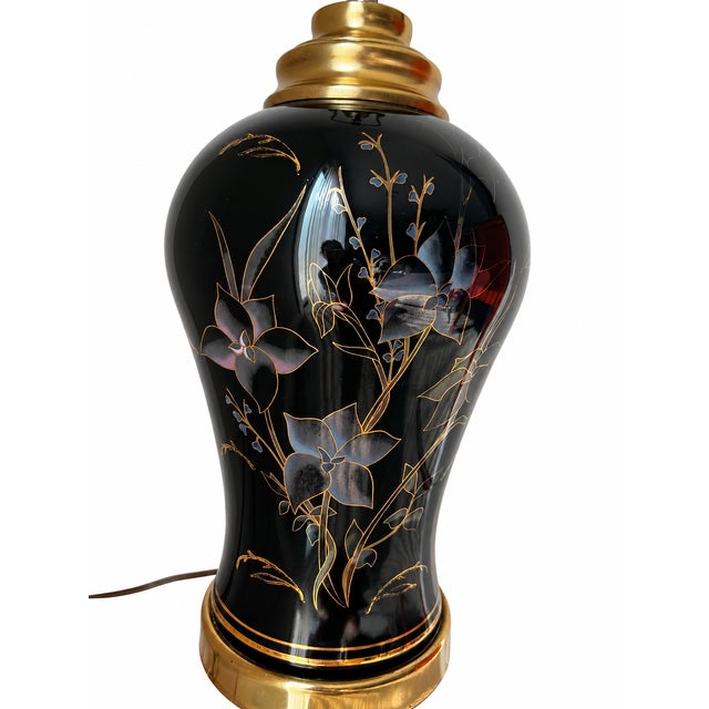 Chinoiserie Vintage Black and Gold Floral Ceramic Table Lamp For Sale - Image 3 of 11
