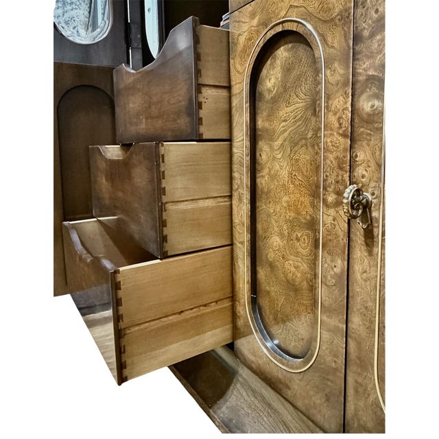 1970s 1970s Vintage Mastercraft William Doezema Burled Amboyna Wood and Brass Lighted Curio Display Cabinet For Sale - Image 5 of 6