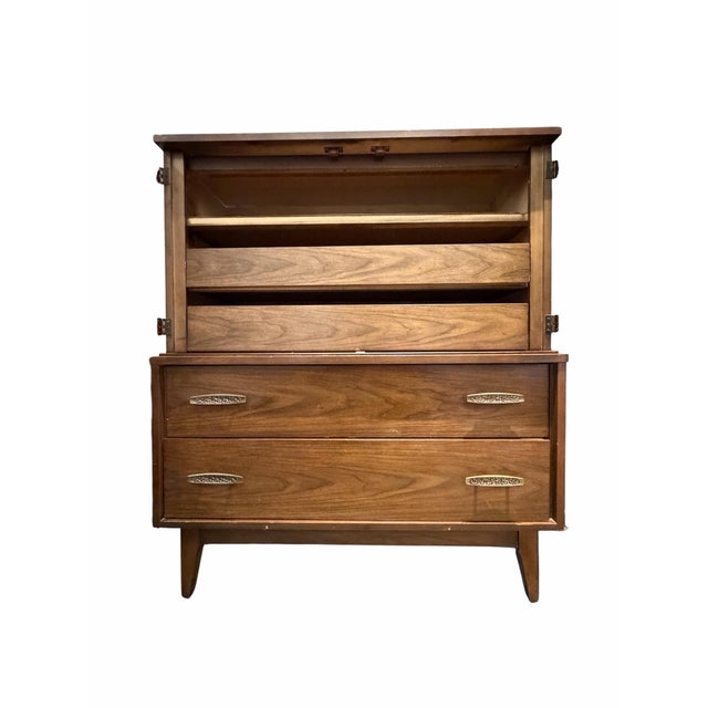 Vintage Gentleman’s Chest, a classic example of mid-century modern American furniture design. This chest features clean...