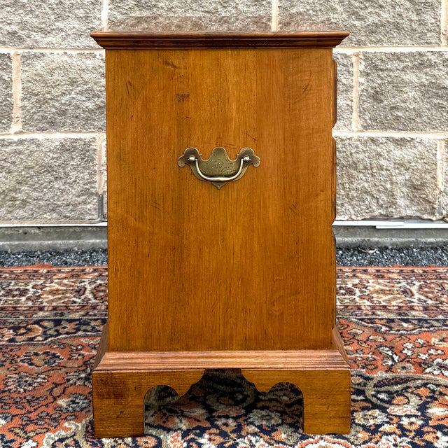 1980s Ethan Allen Circa 1776 Collection Traditional Solid Maple 3 Drawer Nightstand or Chairside Chest (18-9012) For Sale In Philadelphia - Image 6 of 13