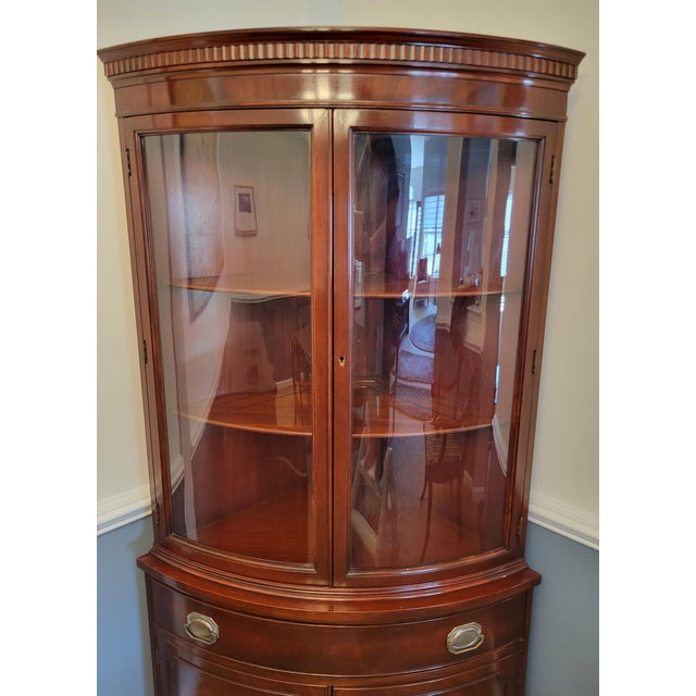Traditional 1940s Regency Bow Front Flame Mahogany Corner Cabinet by Morganton Furniture For Sale - Image 3 of 14