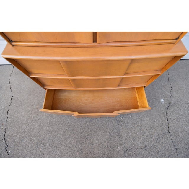 Champagne 1950s Heywood-Wakefield "Kohinoor" Dresser & Hutch Set in Champagne For Sale - Image 8 of 16