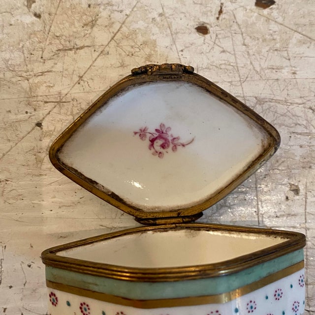 French Sevres Porcelain Hand Painted Trinket Box Early 19th Century For Sale - Image 4 of 11