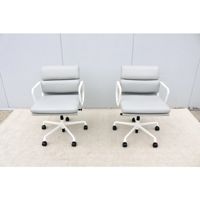 Mid-Century Modern Herman Miller Eames Soft Pad Management Chair in Gray Leather For Sale In New York - Image 6 of 18
