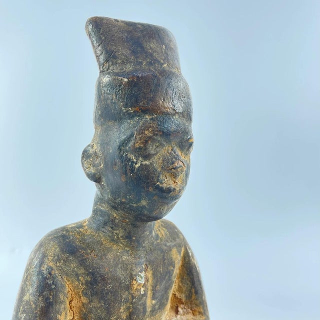 African Early 20th Century Yoruba Chief Male Figure MATTER COLLECTION For Sale - Image 3 of 7