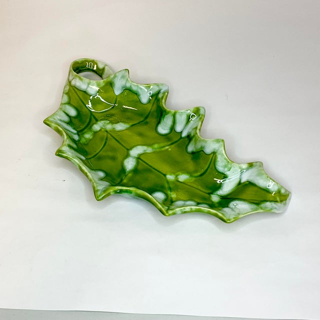 1970s 1970s Mid-Century Majolica Folk Art Americana Boho Chic Holly Leaf Dish - Christmas. For Sale - Image 5 of 11