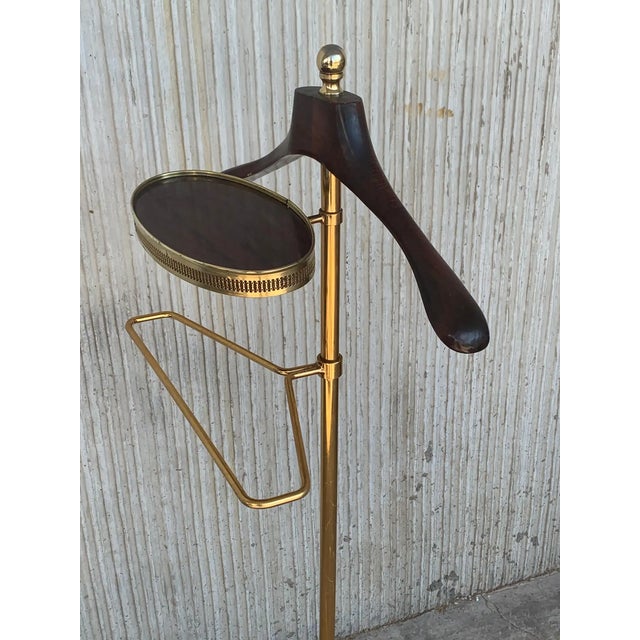1970s 1970s Italian Hollywood Regency Brass and Wood Valet Stand Dressboy With Mirror For Sale - Image 5 of 11