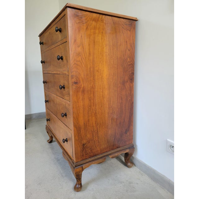 English Queen Anne Chest of 5 Drawers, 1890s For Sale - Image 3 of 13
