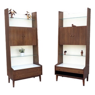 1960s Pair of Mid Century Walnut Bookcase by Kipp Stewart for Glenn of California, Attributed For Sale