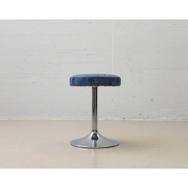 These elegant vintage stools from Vitra are characterized by their clean, functional design. The round seat is upholstered...