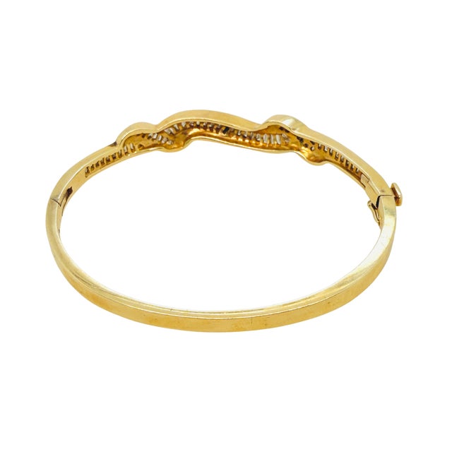 1980s 14k Yellow Gold Baguette Diamond Ribbon Bangle Bracelet For Sale - Image 4 of 4