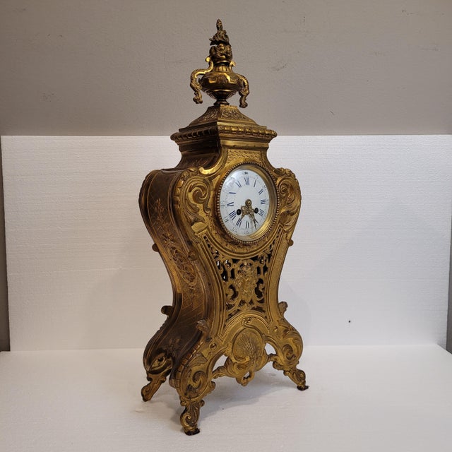 Louis XV Table Clock in Ormolú and Crystal, France For Sale - Image 5 of 18