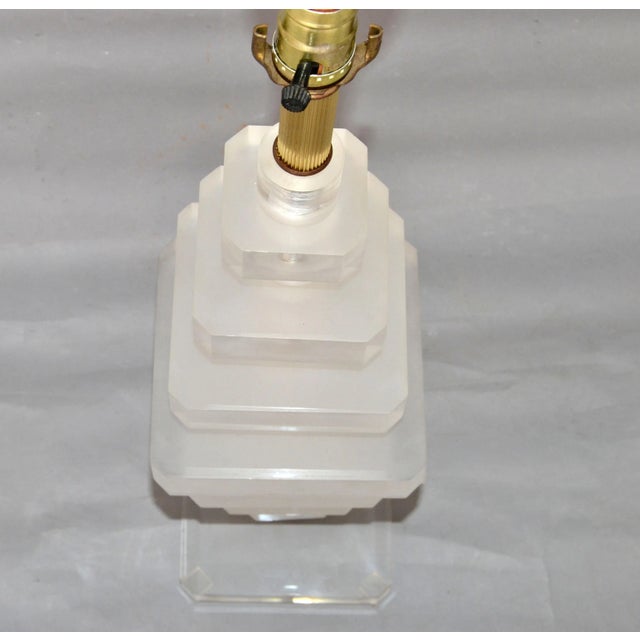 Plastic Mid-Century Modern Variegated Tiers Lucite Table Lamp For Sale - Image 7 of 12