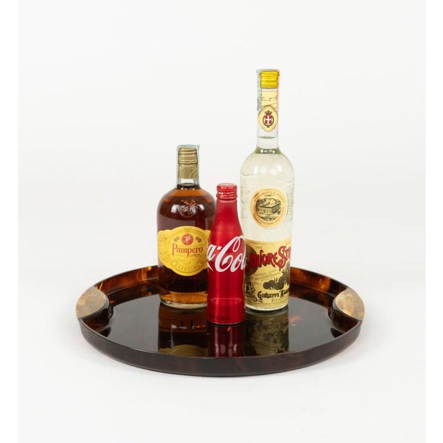 Mid-Century Round Serving Tray in Acrylic Glass Faux Tortoiseshell and Brass, Italy, 1970s For Sale - Image 6 of 16