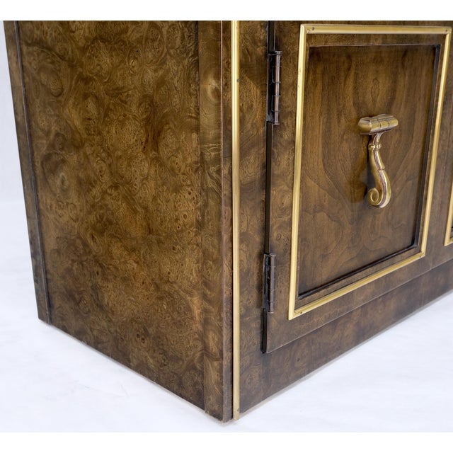 Mid 20th Century Pair Mastercraft Dome Shape Burl Wood Curio Display Cabinets w Shelves Lights For Sale - Image 5 of 18