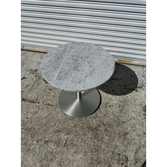 This table has a metal tulip base with a Marble Top. 24”x24x”x22”