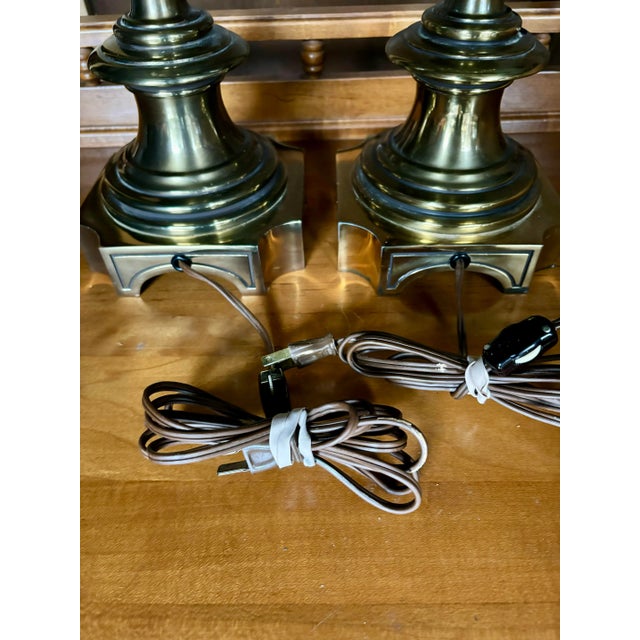 Pair of Vintage Stiffel Brass & Cut Crystal Pineapple Hollywood Regency Table Lamps For Sale - Image 9 of 12