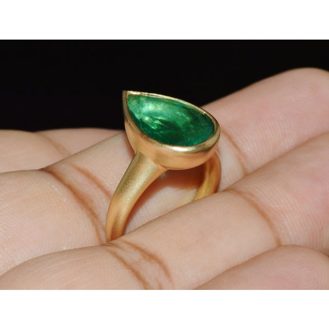 Gia Certified 5.25ct Natural Emerald Sculptural Bezel Solid 18k Gold Ring, Size 5.25 For Sale - Image 12 of 16