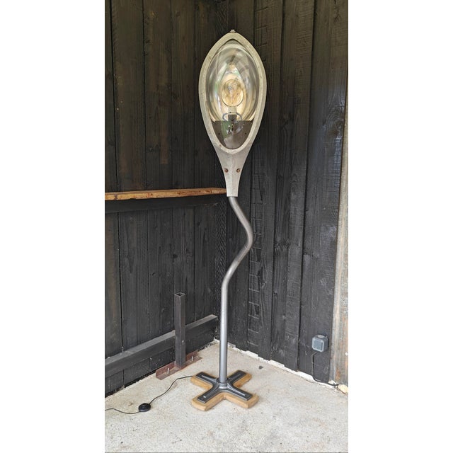 Industrial Floor Lamp – Unique Handmade Piece Total Height: 205 cm – Imposing and sculptural. Handcrafted from a vintage...