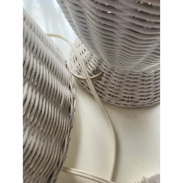 Vintage 1970s Made in Usa White Wicker Table Lamp For Sale - Image 4 of 8