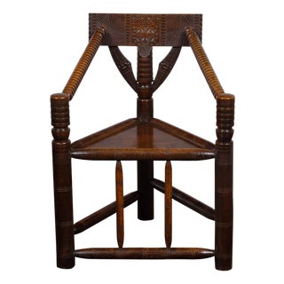 Early 20th Century English Turn of the Century Oak Corner Chair with Carved Geometric Back Splat For Sale