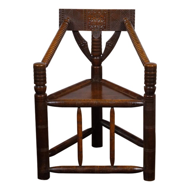 Early 20th Century English Turn of the Century Oak Corner Chair with Carved Geometric Back Splat For Sale