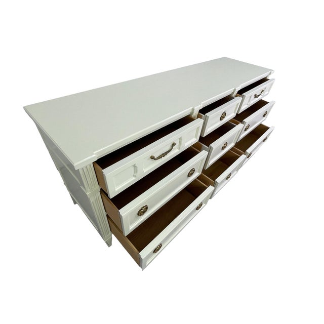 Off-white American of Martinsville Lacquered Dresser in Off-White With Brass Hardware, Transitional Style, 1970s For Sale - Image 8 of 17