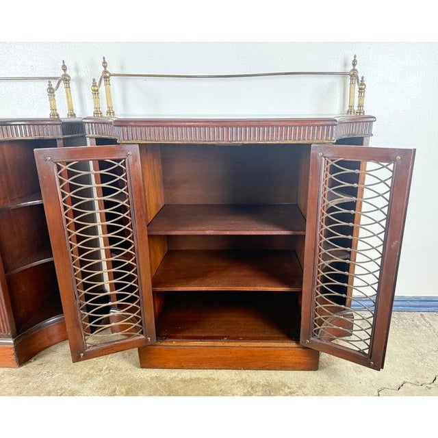 Traditional Early 19th Century Pair of English Regency–Style Mahogany Bookcases With Brass Detailing For Sale - Image 3 of 14