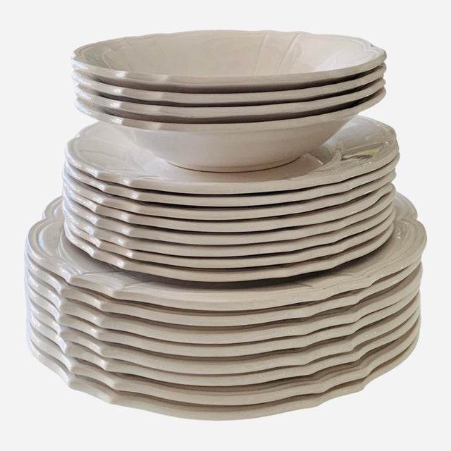 Rare Set of 20 Niderviller Faience Plates – French Elegance & Heritage An exceptionally rare and luxurious set of 20...