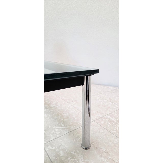 2000 - 2009 Cassina Lc10 Table en Tube Basse Coffee Table Glass Top Chrome Legs Black Base Le Corbusier Pierre Jeanneret Charlotte Perriand For Sale - Image 5 of 13