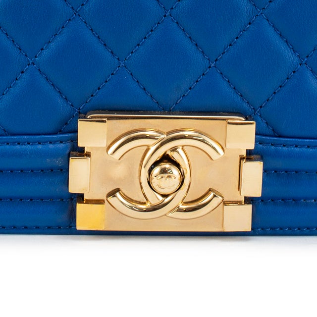 Animal Skin Chanel Small Boy Flap Blue Quilted Lambskin Gold Hardware Shoulder Bag For Sale - Image 7 of 12