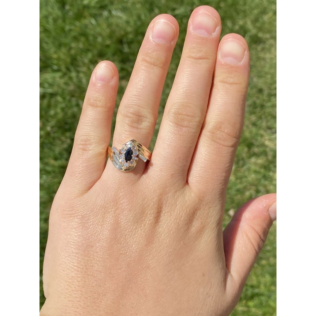 1980s The Osborne Park: Yellow Gold Sapphire and Diamond Designer Ring, Size 10 For Sale - Image 9 of 10
